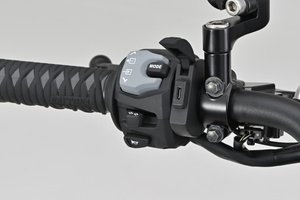 Daytona Źródło zasilania z portem USB typu C na smukłej obejmie do montażu na kierownicy motocykla 80400