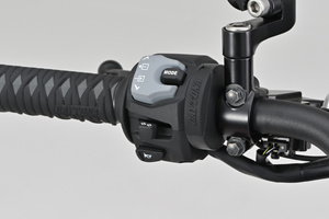 Daytona Źródło zasilania z portem USB typu C na smukłej obejmie do montażu na kierownicy motocykla 80400